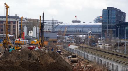 Die Baustelle der Bahn hinter dem Hauptbahnhof. Unter anderem findet hier der Neubau der S-Bahnstrecke S21 in Richtung Norden statt. Damit werden auch die S-Bahnhöfe Westhafen und Wedding an den Hauptbahnhof angeschlossen. Dafür werden drei Eisenbahnbrücken und ein 700 Meter langer Tunnel gebaut. 