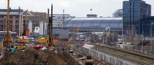 Die Baustelle der Bahn hinter dem Hauptbahnhof. Unter anderem findet hier der Neubau der S-Bahnstrecke S21 in Richtung Norden statt. Damit werden auch die S-Bahnhöfe Westhafen und Wedding an den Hauptbahnhof angeschlossen. Dafür werden drei Eisenbahnbrücken und ein 700 Meter langer Tunnel gebaut. 