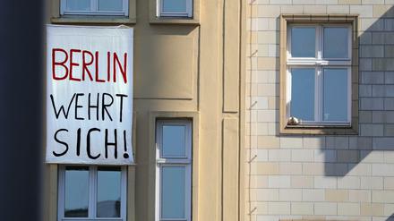 Bewohner eines Hauses an der Karl-Marx-Alle protestieren gegen Gentrifizierung.
