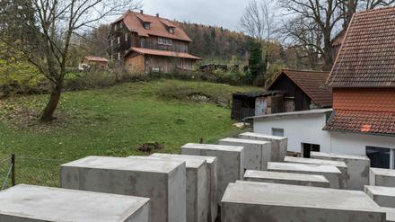 Nachgebautes "Holocaust-Mahnmal" in Bornhagen, neben dem Wohnhaus des thüringischen AfD-Chefs Björn Höcke. 