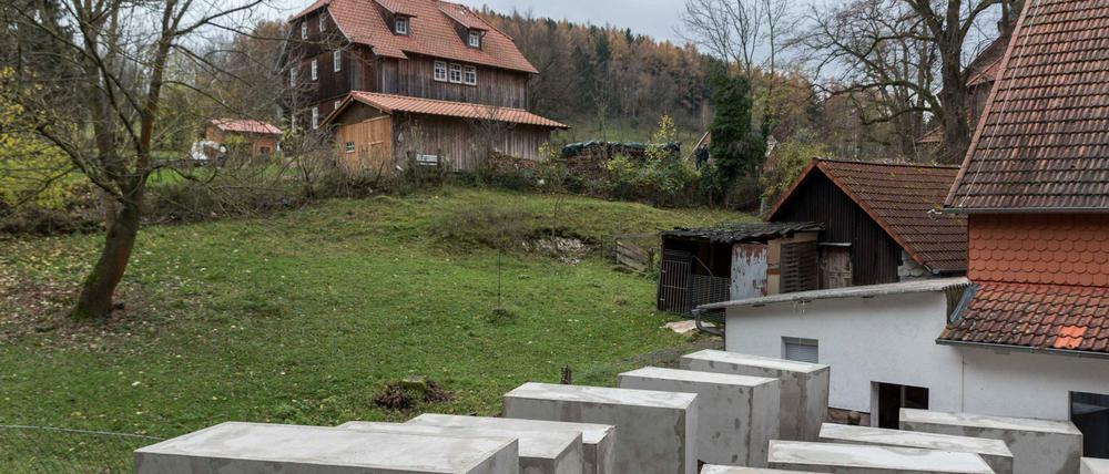 Nachgebautes "Holocaust-Mahnmal" in Bornhagen, neben dem Wohnhaus des thüringischen AfD-Chefs Björn Höcke.