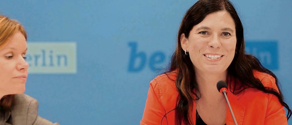 Beate Stoffers (links) stand von Anfang an Senatorin Scheeres zur Seite - hier bei einer Pressekonferenz zum Schuljahresbeginn 2012/13.