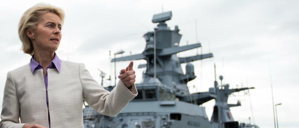 In der Kritik: Verteidigungsministerin Ursula von der Leyen bei einem Besuch der Marine.