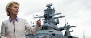 In der Kritik: Verteidigungsministerin Ursula von der Leyen bei einem Besuch der Marine.