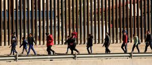 Migranten an der texanisch-amerikanischen Grenze, eskortiert von US-Grenzpersonal.