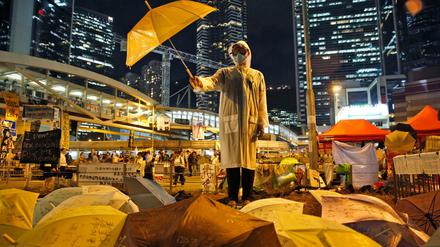 Vor vier Jahren: Ein Demonstrant hält einen Regenschirm vor dem Regierungssitz in Hongkong.
