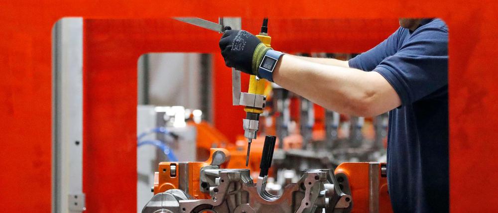 Ein Mitarbeiter bei Ford montiert im Ford Dagenham Werk einen Dieselmotor.