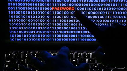 Zwischen Zeichen von Binärcodes entdecken Hacker Passwörter.