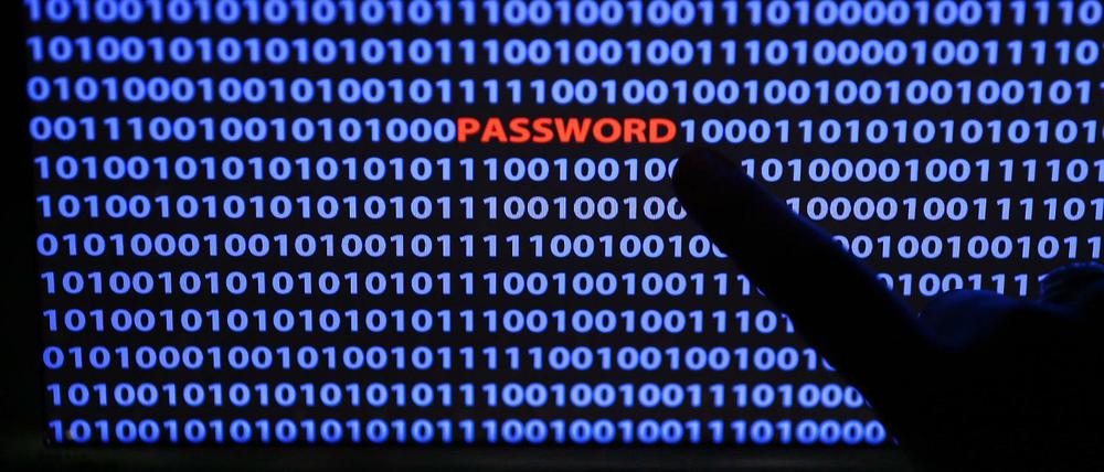 Zwischen Zeichen von Binärcodes entdecken Hacker Passwörter.