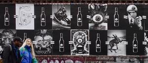 Plakatwand in der Revaler Straße in Berlin-Friedrichshain wirbt für die Hamburger Fritz-Kola, dem erfolgreichsten Konkurrenzprodukt von Coca-Cola in dem Szenebezirk.