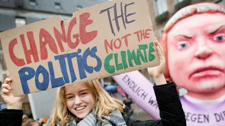 Schüler bei einer "Fridays for Future"-Klimademonstration in der Düsseldorfer Innenstadt. 
