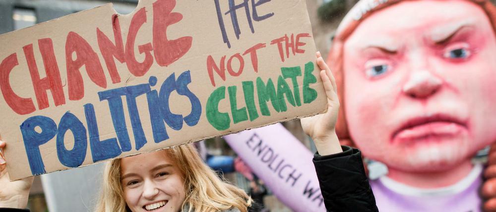 Schüler bei einer "Fridays for Future"-Klimademonstration in der Düsseldorfer Innenstadt.