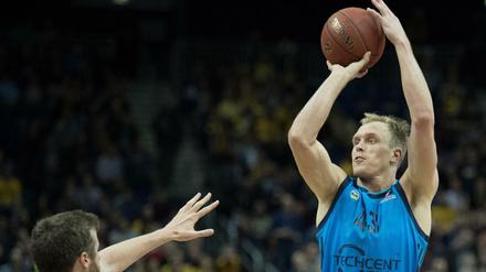 Luuuuuuke! Wenn Eurocup-MVP Sikma zum Dreier ansetzt, wird es laut bei den Fans von Alba Berlin.