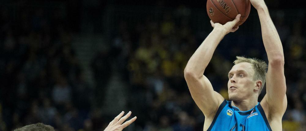 Luuuuuuke! Wenn Eurocup-MVP Sikma zum Dreier ansetzt, wird es laut bei den Fans von Alba Berlin.