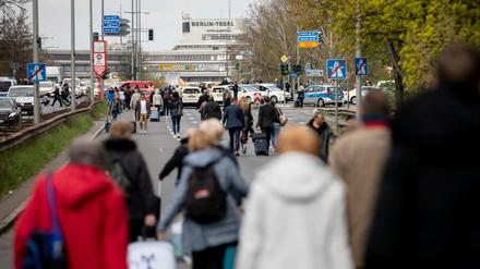 Aufgrund eines Protests von Taxifahrern sind die Verkehrsverbindungen zum Flughafen Tegel unterbrochen.