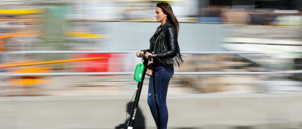 Die geplante Freigabe von E-Rollern führt zu Protest der Fußgäner.