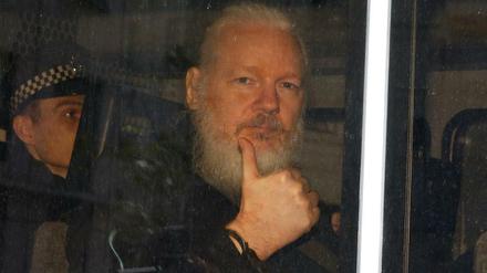 WikiLeaks-Gründer Julian Assange in einem Polizeifahrzeug nach seiner Festnahme in London.