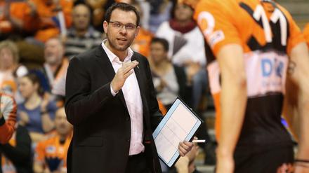 Taktgeber und Tafelhalter. Berlins Trainer Cedric Enard muss nun gegen die Alpenvolleys die richtigen Antworten finden.
