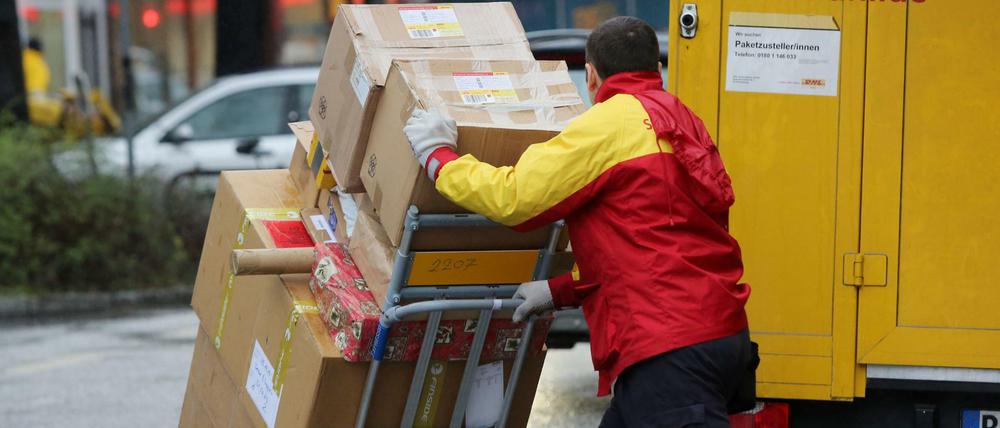Ein Paketbote liefert Päckchen in Hamburg aus.
