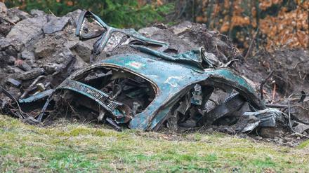 Im bayerischen Georgenberg liegen die Reste eines VW Käfers neben dem möglichen Ablageort einer Mädchenleiche.