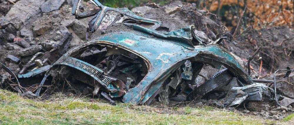 Im bayerischen Georgenberg liegen die Reste eines VW Käfers neben dem möglichen Ablageort einer Mädchenleiche.
