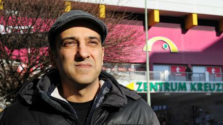 Der Aktivist Rouzbeh Taheri am Kottbusser Tor in Berlin. Er hat die Initiative "Deutsche Wohnen Co enteignen" gegründet.
