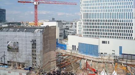 Für neue Läden und Büros. Die „Gloria Berlin“-Baustelle am Ku'damm. Dahinter steht das weiße Hochhaus "Upper West".