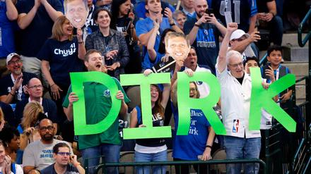 Fans der Dallas Mavericks während des Spiels gegen die Phoenix Suns.
