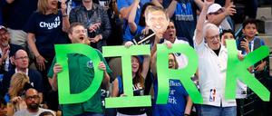 Fans der Dallas Mavericks während des Spiels gegen die Phoenix Suns.