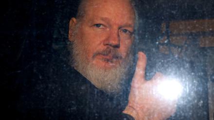 Julian Assange, der Gründer von "Wikileaks", am Freitag im Polizeiwagen auf dem Weg in die U-Haft. 