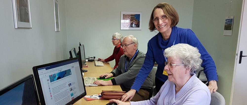 Tag der offenen Tür beim Deutschen Senioren-computer-Club. Neumitglied Ute Schwartz nimmt an einem Kurs teil. 