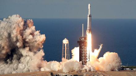 Runter kommen sie nicht immer. Die Booster-Raketen und die erste Stufe der Falcon Heavy allerdings schon. Alles klappte beim ersten kommerziellen Start am Donnerstag (Bild vom Start in Cape Canaveral).