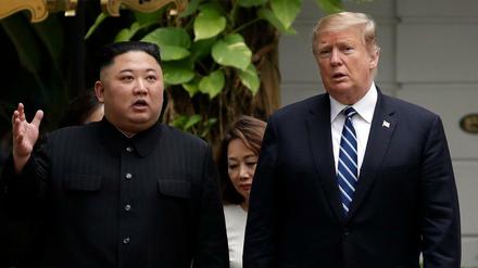 US-Präsident Donald Trump (rechts) und der nordkoreanische Machthaber Kim Jong Un einen Spaziergang nach ihrem ersten Treffen im Sofitel Legend Metropole Hanoi Hotel, in Hanoi. 
