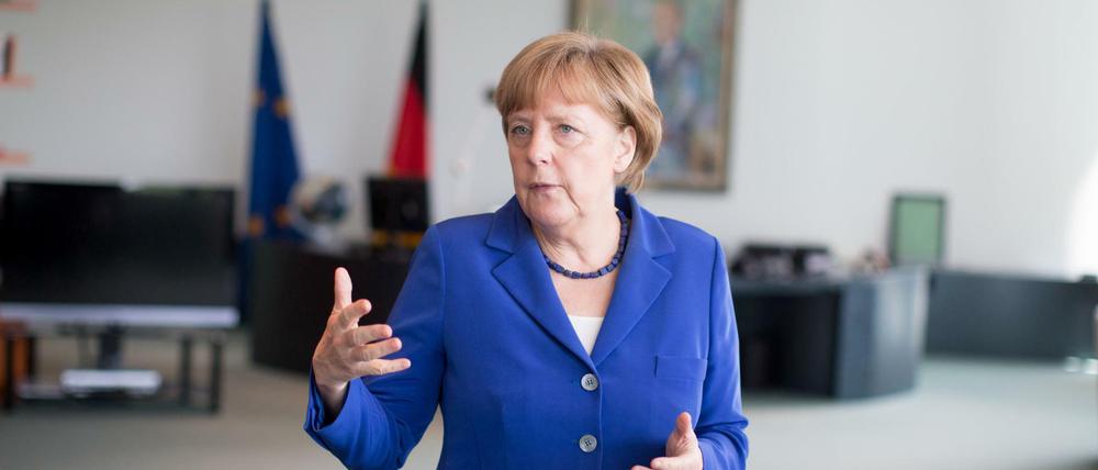 Bundeskanzlerin Angela Merkel in ihrem Büro im Bundeskanzleramt (Archivbild)