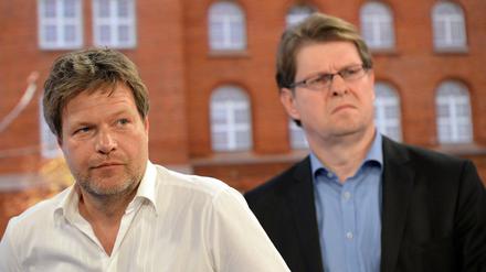 Robert Habeck (l,) und Ralf Stegner in Kiel.