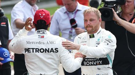 Meet and Greet. Valtteri Bottas (rechts) mit Teamkollegen Lewis Hamilton (l.)