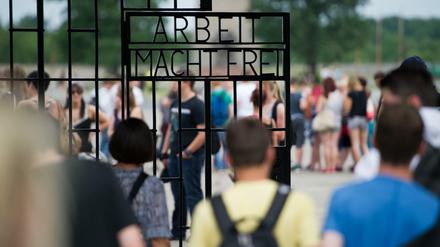 Besucher in der KZ-Gedenkstätte Sachsenhausen.