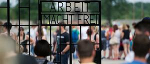 Besucher in der KZ-Gedenkstätte Sachsenhausen.