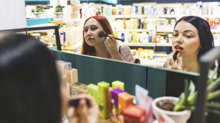 Perfektes Selfie-Gesicht. Frauen um die 18 besitzen heute im Durchschnitt 92 Beauty-Produkte.