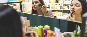 Perfektes Selfie-Gesicht. Frauen um die 18 besitzen heute im Durchschnitt 92 Beauty-Produkte.