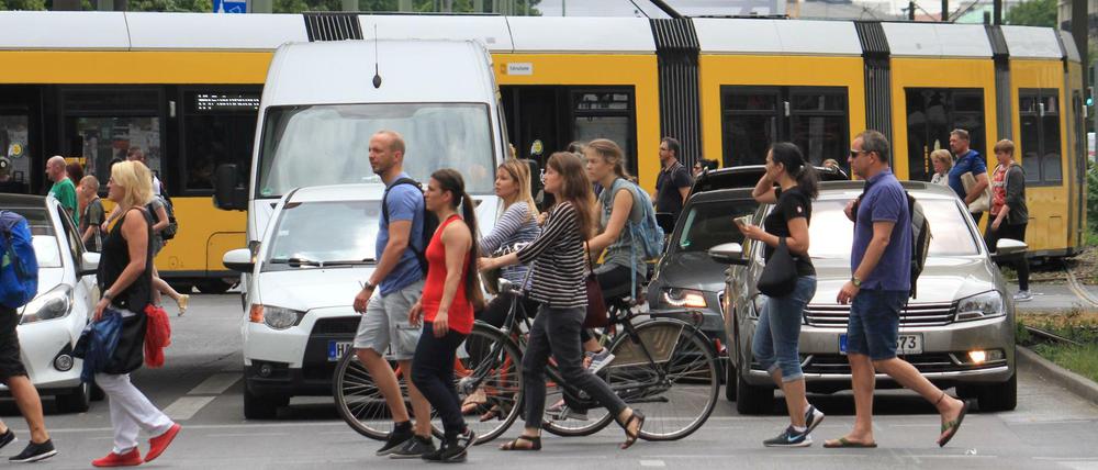 Fußgänger überqueren Kreuzung in Berlin.