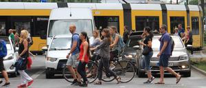 Fußgänger überqueren Kreuzung in Berlin.