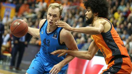 Mit weit aufgerissenen Augen. Albas Luke Sikma (l.) im Spiel gegen Valencia.