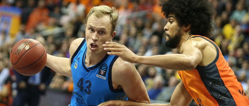 Mit weit aufgerissenen Augen. Albas Luke Sikma (l.) im Spiel gegen Valencia.