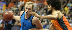Mit weit aufgerissenen Augen. Albas Luke Sikma (l.) im Spiel gegen Valencia.