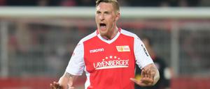 Antreiber. Unions Stürmer Sebastian Polter trifft gegen Jahn Regensburg per Kopf zum 2:2.
