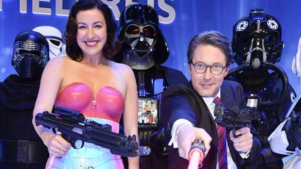 Sie gibt Gummi, er trägt Laserschwert: Dorothee Bär und Andreas Scheuer bei der Verleihung des Computerspielepreises.