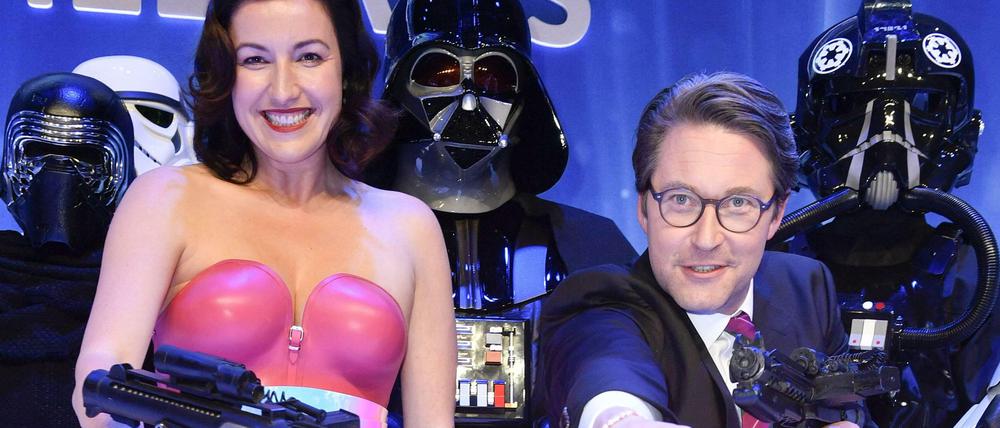 Sie gibt Gummi, er trägt Laserschwert: Dorothee Bär und Andreas Scheuer bei der Verleihung des Computerspielepreises.