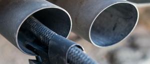 Ein Messschlauch eines Gerätes zur Abgasuntersuchung für Dieselmotoren steckt im Auspuffrohr eines Autos.