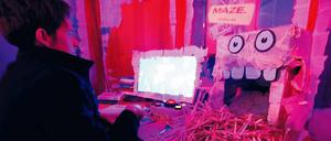 Testperson. Auf den Veranstaltungen während der Games Week lassen sich zahlreiche Computerspiele ausprobieren. 